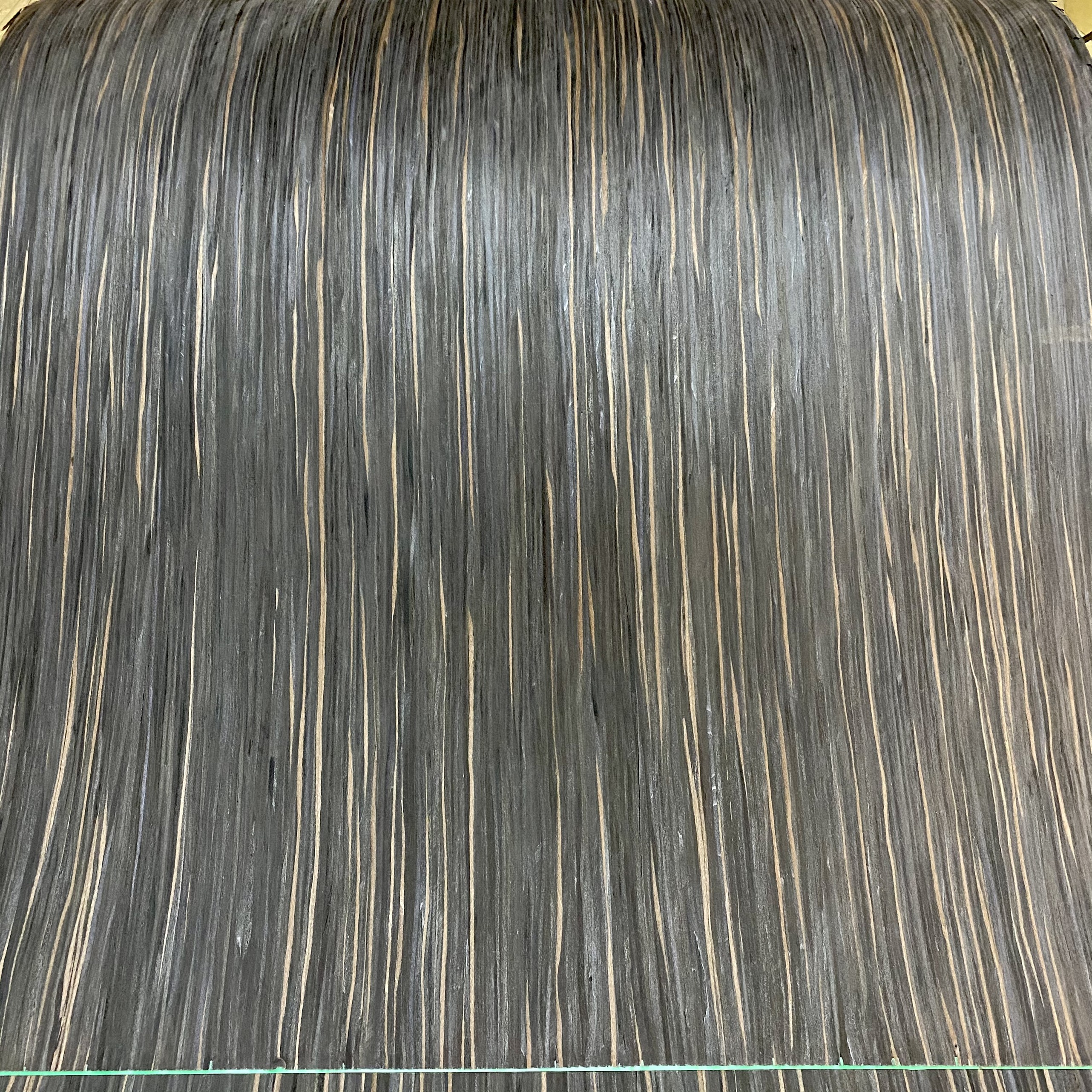 Veneer tự nhiên gỗ Macassar Ebony vân Đen Vàng  kt: 1250*2500 mm- VN 06