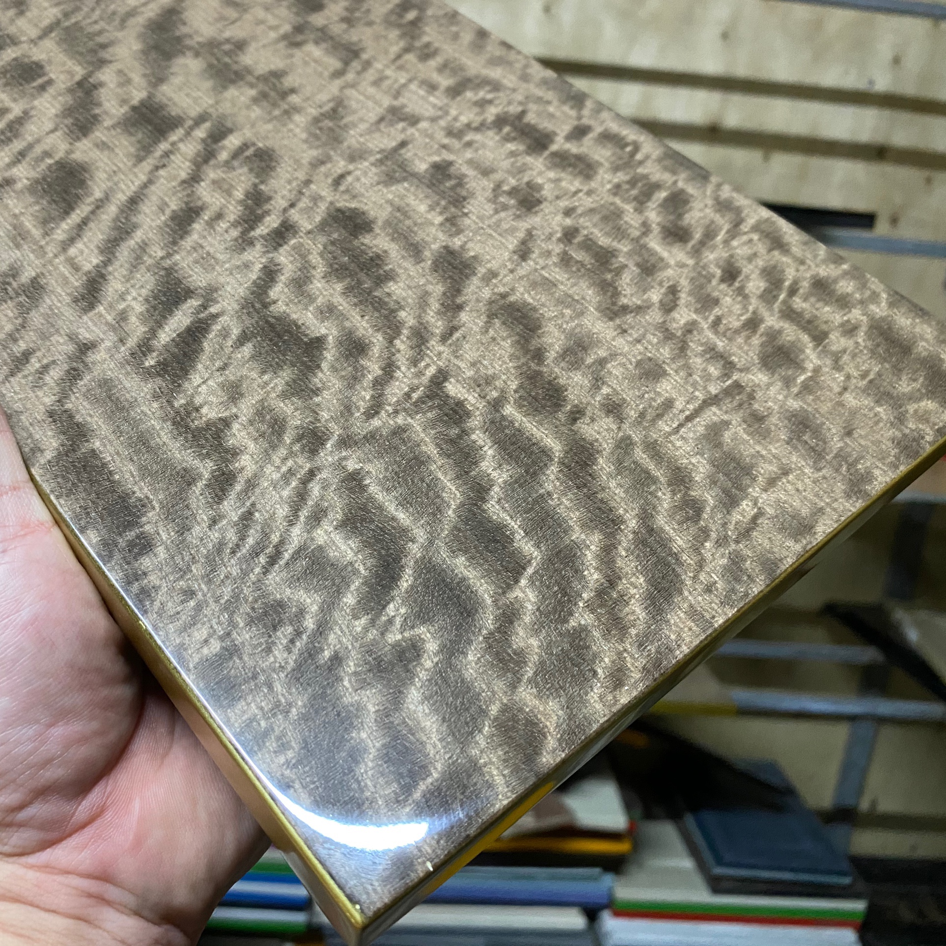 Veneer  Gỗ Sapele tự nhiên vân Chun Nhuộm  KT; 1250x2500-2800mm tính theo m2